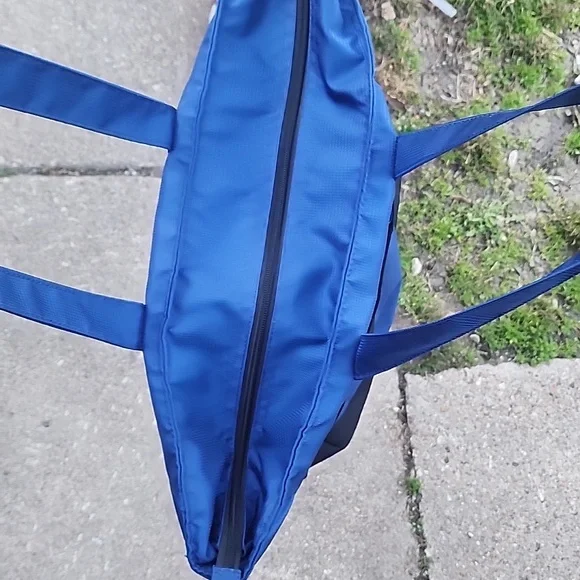 LL Bean Duffle Bag 0FVL2 Double Handle Shoulder Tote Zip Top Blue Nylon Used Onc - Picture 3 of 12